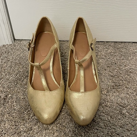 ModCloth Gold T-strap Heels - Picture 3 of 6